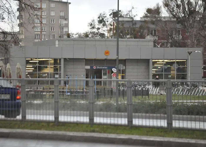 Slodowiec Metro, Free Parking *